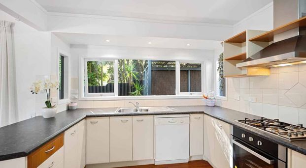 4 Bedroom Family house in Torbay - Photo 1