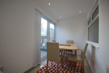 1 bedroom in a house share to rent - Photo 2