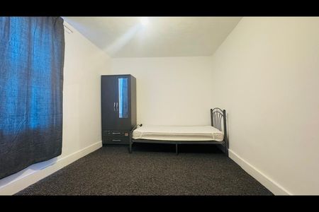 4 Bed Terraced House, Somerby Road, IG11 - Photo 4