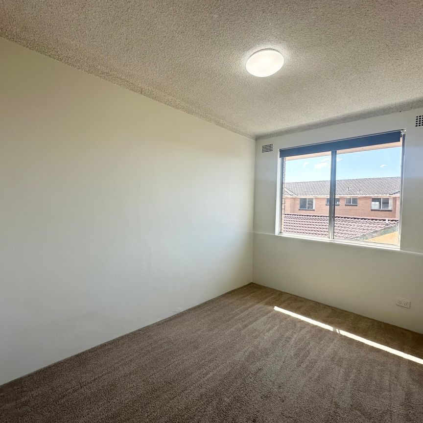 Stylishly Renovated 2 Bedroom Apartment with Lock-up Garage! - Photo 1