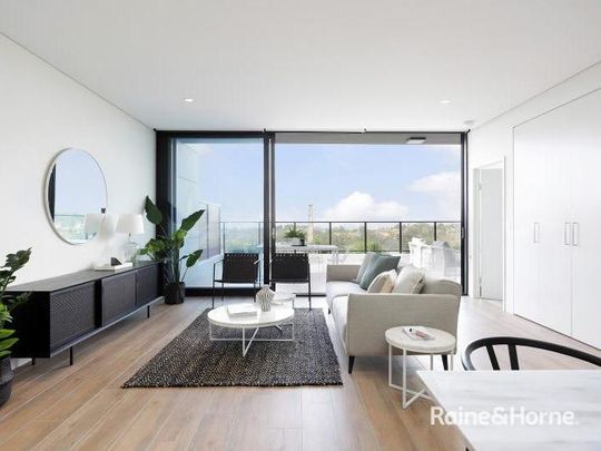MODERN TWO BEDROOM PENTHOUSE WITH DISTRICT VIEW & TWO PARKING SPACES! - Photo 1