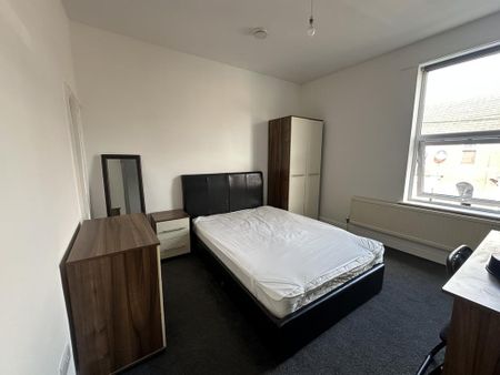 4 bedroom terraced house to rent - Photo 5