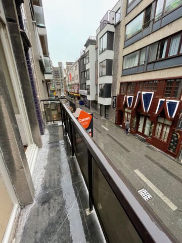 Heel mooi gerenoveerd appartement met twee slaapkamers. Tijdens de renovatie is veel aandacht besteed aan het behouden en versterken van de authentieke stijl van het gebouw. - Photo 2