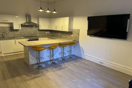 Bedroom Ground Floor Flat In Meyrick, BH3 - Photo 2