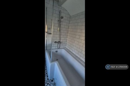 3 bedroom detached house to rent - Photo 5