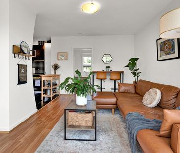 Spacious Windsor apartment with direct access to a park - Photo 2