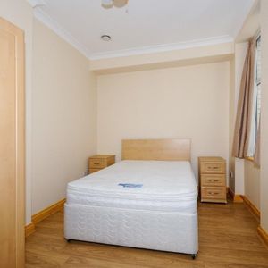 Charing Cross Road - Photo 2