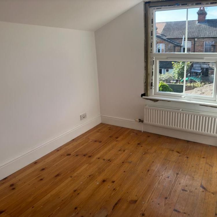 Available 3 Bed House - terraced - Photo 1