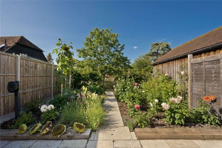 A beautiful period house in the heart of Odiham with modernised bathrooms and kitchen and its very own safe door. - Photo 4