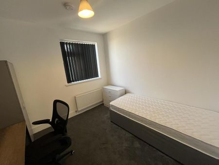 4 bedroom semi-detached house to rent - Photo 4