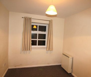 2 bedroom ground floor flat to rent - Photo 2