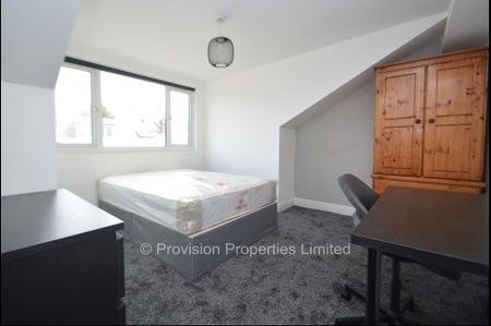 6 Bedroom Student Properties in Hyde Park - Photo 3