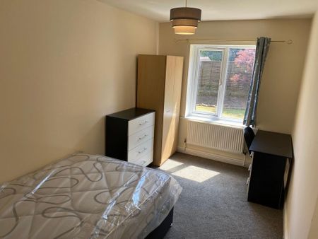 3 bedroom flat to rent - Photo 4