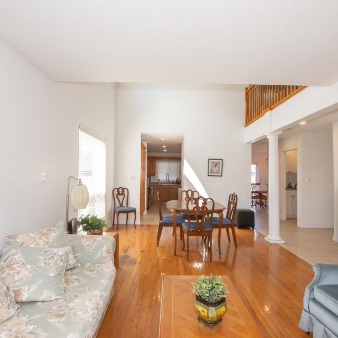 **ALL INCLUSIVE** Rooms For Rent in a Stunning House!! - Photo 1