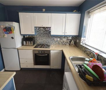 3 bedroom end of terrace house to rent - Photo 2