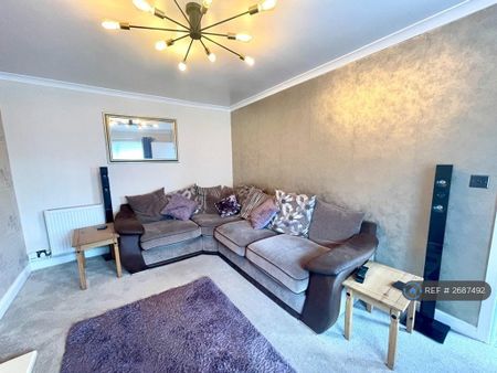 3 bedroom end of terrace house to rent - Photo 2