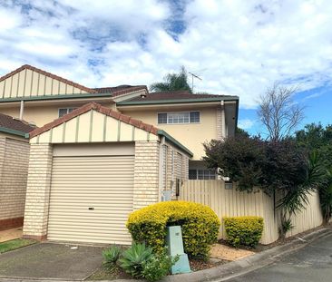 Spacious Air-Conditioned Townhouse in Prime Location - Photo 1