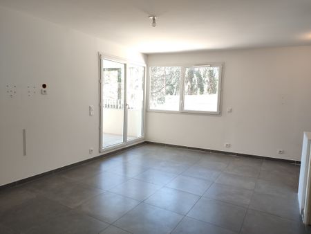 Location Appartement 3 pièces 58m² MARSEILLE 8ème - Photo 2