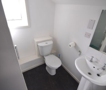 To Let Flat - Photo 2