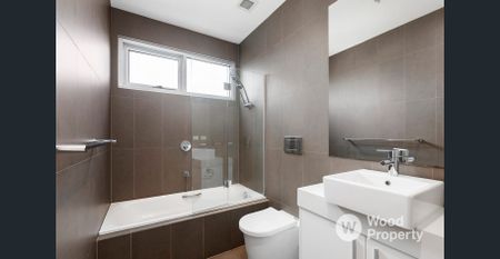 Spacious 2-Bedroom Apartment in Prime St Kilda Location – Private Balcony with Stunning Views! - Photo 5