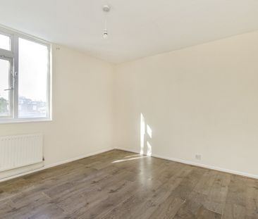 Terraced House to rent - Owen Close, London, SE28 - Photo 6