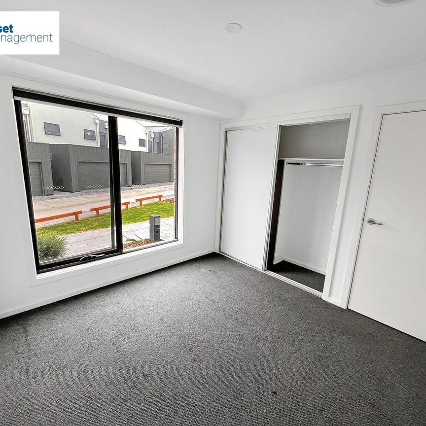 Modern & Spacious Three-Bedroom Townhouse in Prime Location! - Photo 1