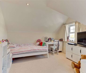 A bright family home in a gated development within the catchment area for Cleves School and 0.6 miles to Walton-On-Thames station. - Photo 5