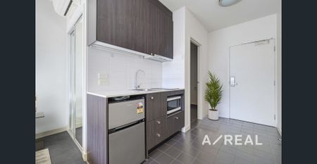 Light-Filled Studio Apartment in the Heart of Melbourne CBD - Partially Furnished - Photo 5