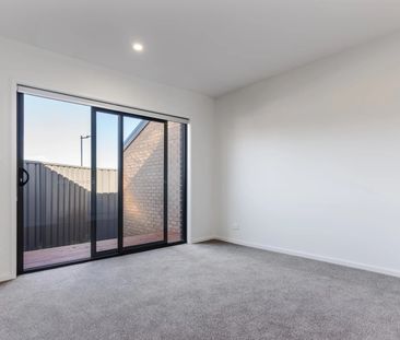 Modern 3 Bedroom Unit in Holt - Photo 1