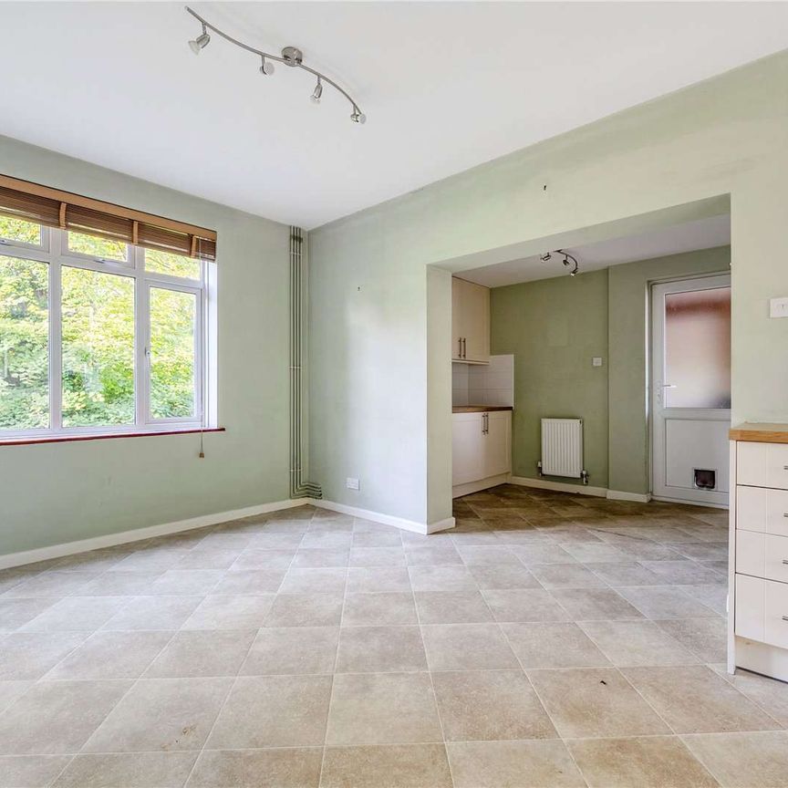 *** Please note: 6 month maximum tenancy*** Five-bedroom versatile detached house with garage and storage. - Photo 1