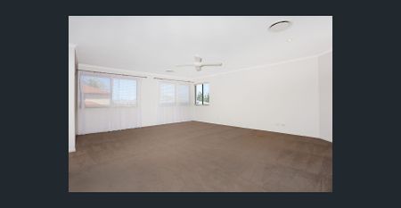 Spacious Family Home in a Prestigious Benowa Location - Photo 5