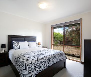 7 Freesia Court, Whittington - Photo 2