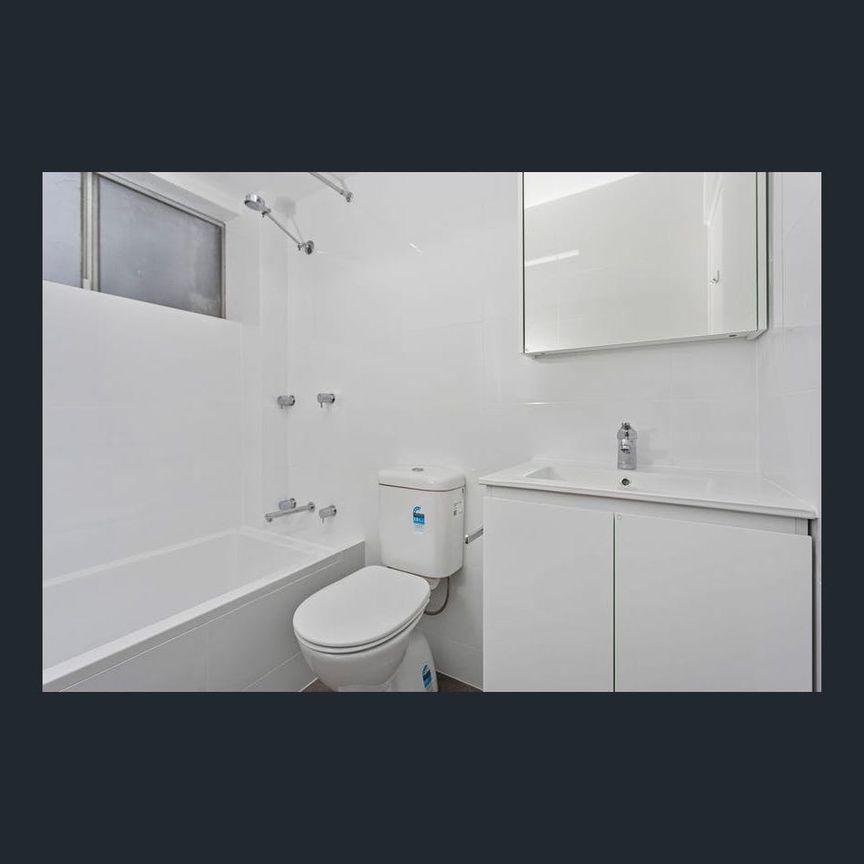 Light-Filled Renovated Apartment Close to Shops, Transport & Amenities - Photo 1