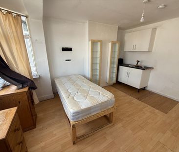 Studio Flat, Evelyn Avenue, NW9 - Photo 5