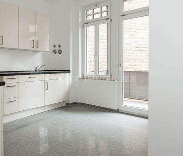 Attraktive Drei-Zimmer-Altbauwohnung mit Balkon in kernsaniertem Haus - Photo 1