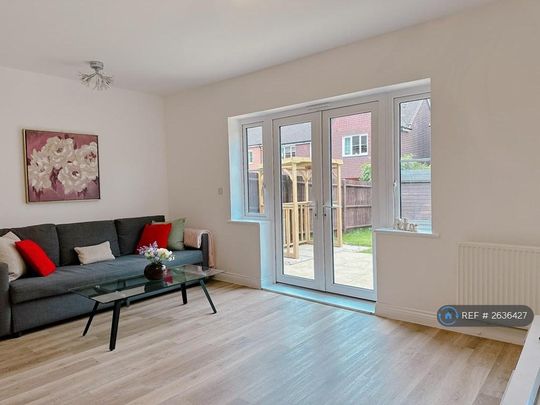 3 bedroom semi-detached house to rent - Photo 1