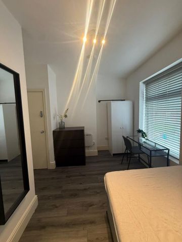 1 bedroom in a house share to rent - Photo 4