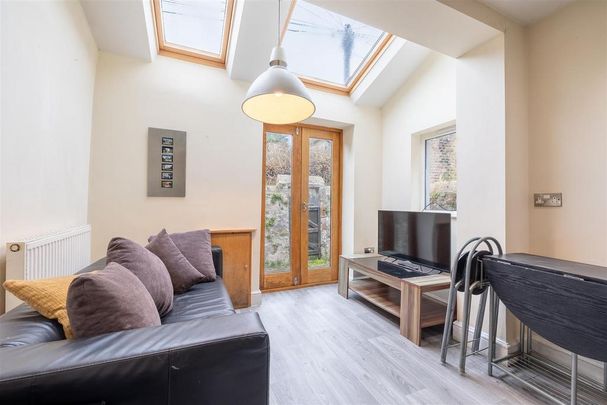 5 bedroom private hall to rent - Photo 1