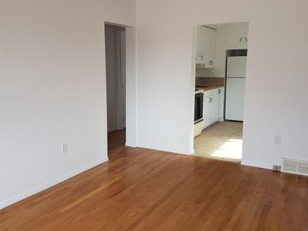 1929 WALLACE 2 BEDROOM HOUSE QUIET NEIGHBOURHOOD - Photo 2