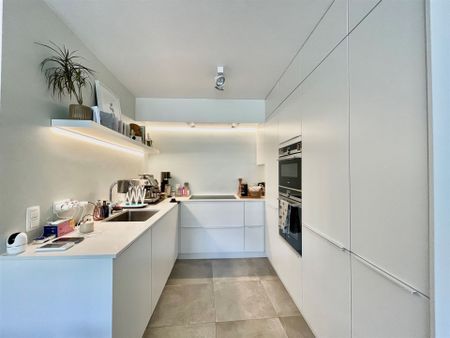 Prachtig 2 slaapkamerappartement met terras en autostaanplaats! - Foto 3