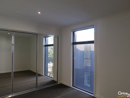 Two Bedroom Townhouse - Clayton Central Location-Hop to Train Station - Photo 2