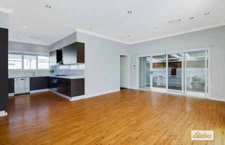 Modern, renovated family home! - Photo 4