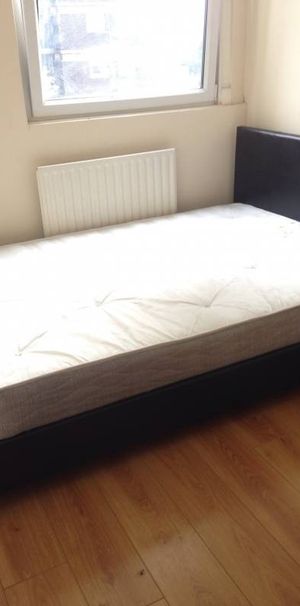 4 Bed Flat, Daley Street, E9 - Photo 1