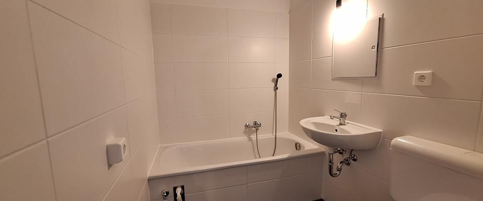 Frisch renoviert // 4 Zimmer mit Wannenbad und Balkon //2 NKM geschenkt*! - Foto 1