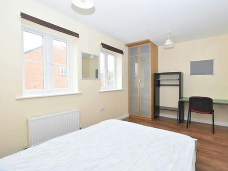 Semi-detached house to rent on - Photo 2