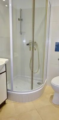 Moderne, freundliche 2-Zimmerwohnung in Hofruhelage, Wohnzimmer mit Küchenzeile, zentral begehbar, Nähe U4-Margaretengürtel! - Photo 1
