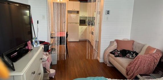 CHARMANT 2 1/2 rénové - piscines - gym - LIBRE - Photo 2