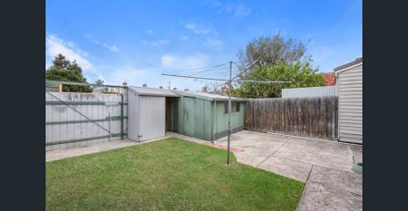 CHARMING THREE-BEDROOM HOME! - Photo 4