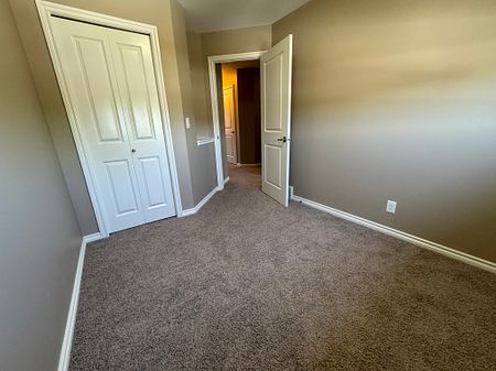 Dog Friendly Sylvan Lake Townhouse For Rent 3 Bedrooms - Photo 2