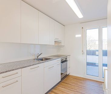 Renovierte Dachwohnung an ruhiger Lage mit traumhafter Aussicht! - Photo 3